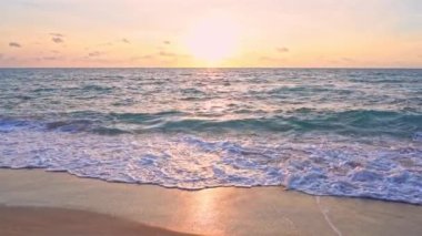 Güzel dalgalı denizin sakin görüntüleri.