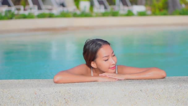 Material Archivo Hermosa Mujer Asiática Relajarse Sonrisa Ocio Alrededor Piscina — Vídeos de Stock