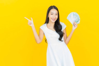 Asyalı güzel bir kadının portresi. Bir sürü para ve parayla gülümsüyor.