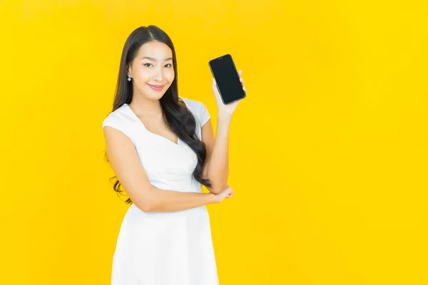 Porträt Schöne Junge Asiatische Frau Lächeln Mit Smartphone Auf Gelbem — Stockfoto