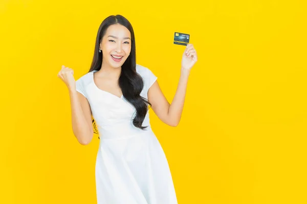 Retrato Hermosa Joven Mujer Asiática Sonrisa Con Tarjeta Crédito Sobre —  Fotos de Stock