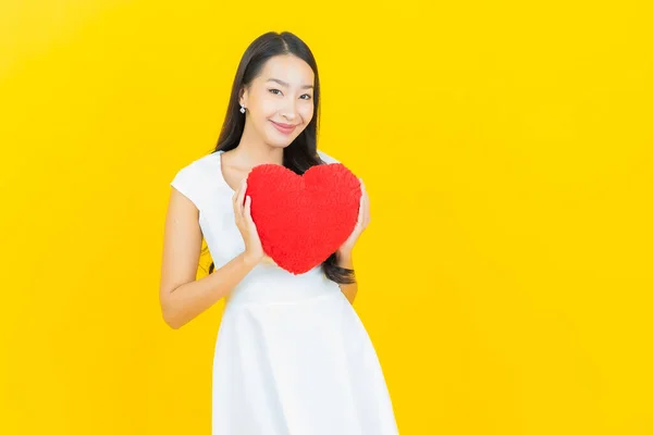 Portret Mooie Jonge Aziatische Vrouw Glimlach Met Hart Kussen Vorm — Stockfoto