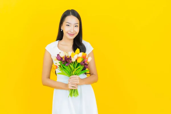 Портрет Красива Молода Азіатка Посміхається Квіткою Жовтому Тлі — стокове фото