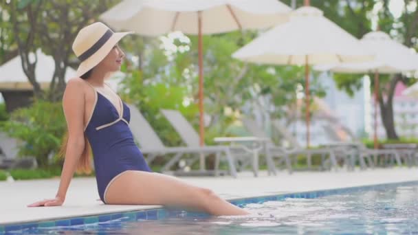 Güzel Genç Asyalı Bir Kadının Dinlenme Dinlenme Deniz Kenarında Yüzme — Stok video