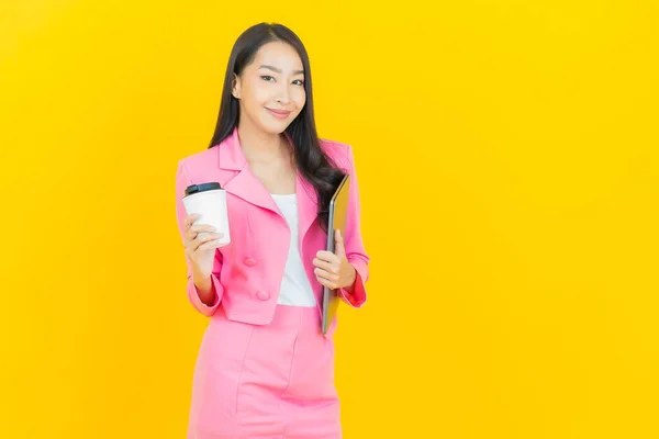 Porträtt Vacker Ung Asiatisk Kvinna Leende Med Dator Bärbar Dator — Stockfoto