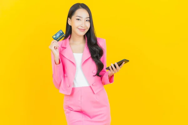 Porträtt Vacker Ung Asiatisk Kvinna Leende Med Smart Mobiltelefon Gul — Stockfoto