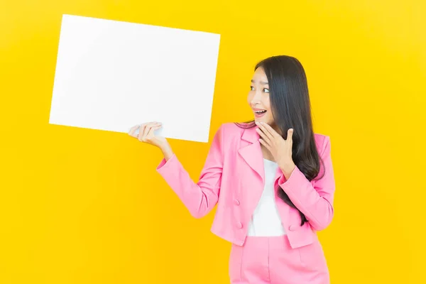 Retrato Hermosa Joven Mujer Asiática Con Cartelera Blanca Vacía Sobre — Foto de Stock