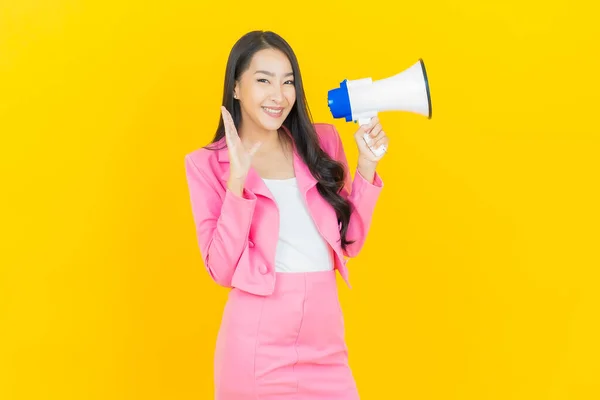 Portret Mooie Jonge Aziatische Vrouw Glimlach Met Megafoon Gele Kleur — Stockfoto