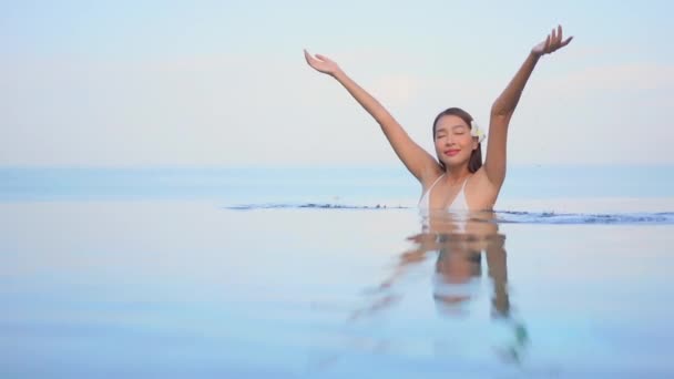 Séquences Belle Jeune Femme Asiatique Relax Sourire Loisirs Autour Piscine — Video