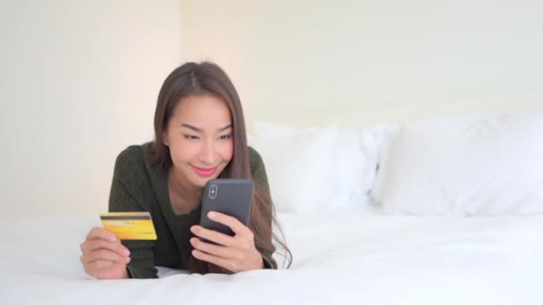 Imagens Bela Mulher Asiática Fazendo Shopping Com Smartphone Casa — Vídeo de Stock