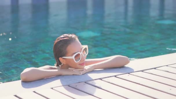 Material Archivo Hermosa Mujer Asiática Relajarse Sonrisa Ocio Alrededor Piscina — Vídeos de Stock