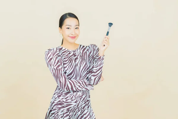 Retrato Hermosa Joven Asiática Mujer Con Maquillaje Cepillo Cosmético Color — Foto de Stock