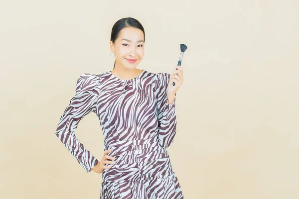 Ritratto Bella Giovane Donna Asiatica Con Make Pennello Cosmetico Sfondo — Foto Stock