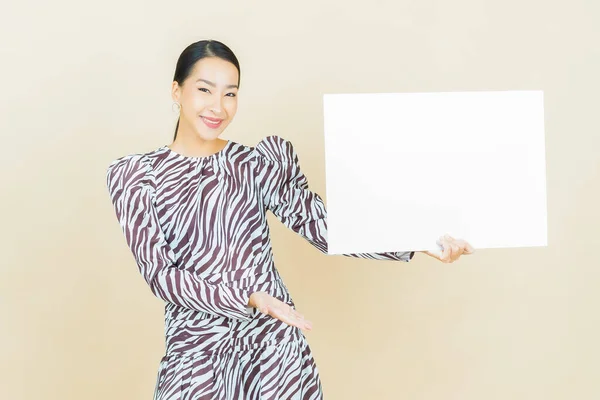 Portret Mooie Jonge Aziatische Vrouw Met Lege Witte Billboard Kleur — Stockfoto