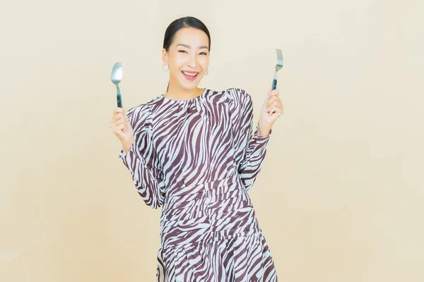 Retrato Hermosa Joven Asiática Mujer Sonrisa Con Cuchara Tenedor Color — Foto de Stock