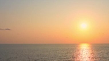 Güzel dalgalı denizin sakin görüntüleri.