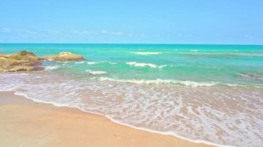 Güzel dalgalı denizin sakin görüntüleri.