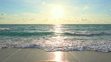 Güzel dalgalı denizin sakin görüntüleri.