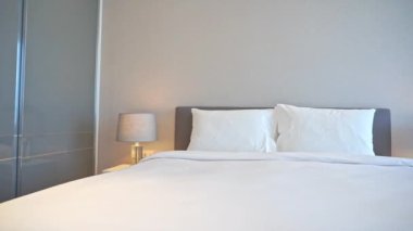 Oteldeki lüks mobilyalı yatak odasının görüntüleri.