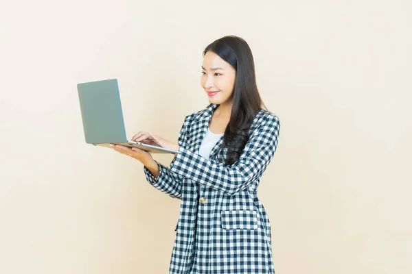 Portret Mooie Jonge Aziatische Vrouw Glimlach Met Computer Laptop Geïsoleerde — Stockfoto