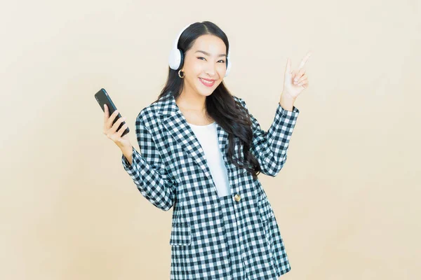 헤드폰을 아름답고 음악을 수있는 스마트폰을 아시아 여자의 — 스톡 사진