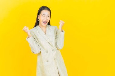 Portre güzel Asyalı kadın gülümsüyor. Renkli arka planda hareket var.