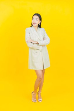 Portre güzel Asyalı kadın gülümsüyor. Renkli arka planda hareket var.