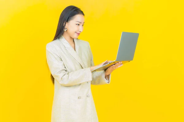 Portret Mooie Jonge Aziatische Vrouw Glimlach Met Computer Laptop Geïsoleerde — Stockfoto