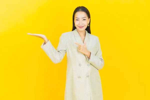 Retrato Bonito Jovem Asiático Mulher Sorriso Com Ação Cor Fundo — Fotografia de Stock