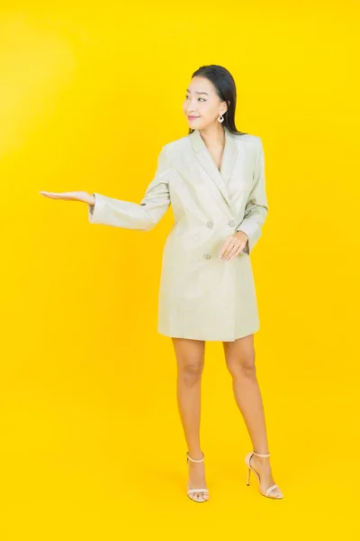 Retrato Bonito Jovem Asiático Mulher Sorriso Com Ação Cor Fundo — Fotografia de Stock