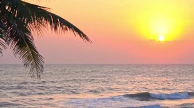 Güzel dalgalı denizin sakin görüntüleri.