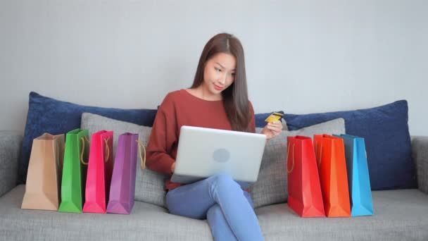 Filmati Bella Donna Asiatica Fare Shopping Con Computer Portatile Casa — Video Stock