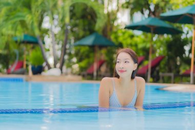 Güzel bir Asyalı kadın portresi. Rahatına bak. Rahatına bak.