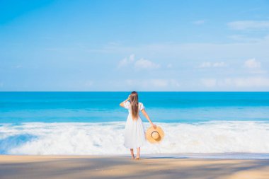 Güzel bir Asyalı kadın portresi. Rahatla. Deniz kıyısı okyanusunda rahatça gülümse.