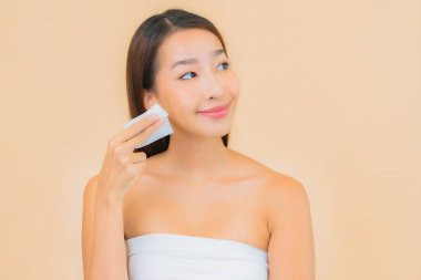 Renkli izole arka planda güzellik kozmetik makyaj konsepti olan güzel Asyalı kadın portresi