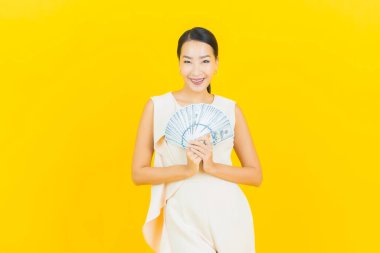 Asyalı güzel bir kadının portresi. Bir sürü para ve parayla gülümsüyor.