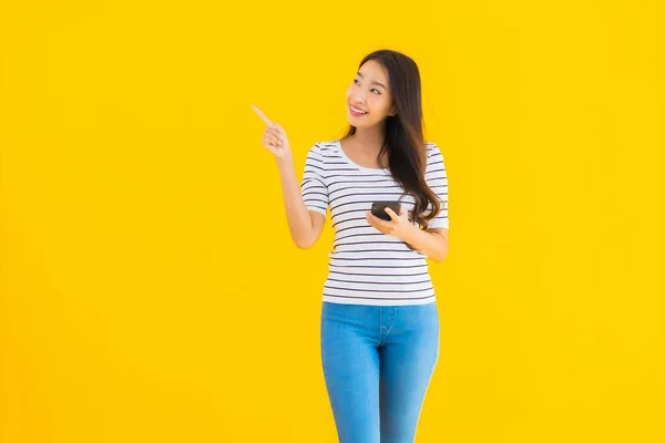 Portret Piękna Młoda Azjatycka Kobieta Uśmiech Szczęśliwy Używać Inteligentny Telefon — Zdjęcie stockowe