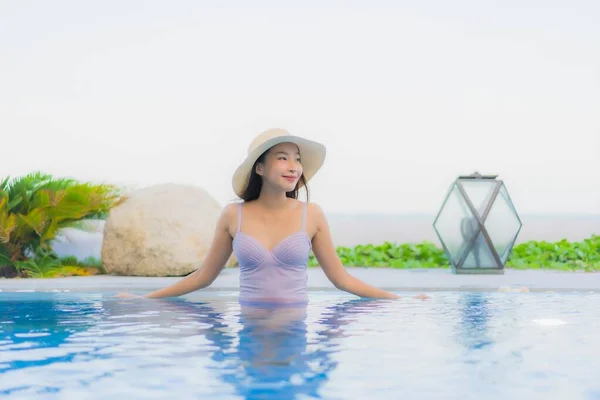 Portrait Belle Jeune Femme Asiatique Sourire Heureux Détendre Autour Piscine — Photo