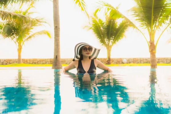 Retrato Bela Jovem Mulher Asiática Relaxar Redor Piscina Livre Hotel — Fotografia de Stock