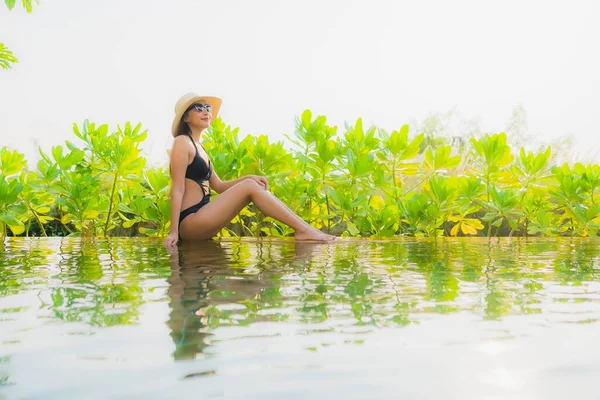 Retrato Hermosa Joven Mujer Asiática Relajarse Piscina Complejo Hotelero Para — Foto de Stock