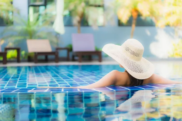 Retrato Hermosa Joven Mujer Asiática Relajarse Alrededor Piscina Complejo Hotelero — Foto de Stock