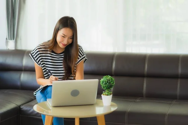 Portrait Schöne Junge Asiatische Frau Mit Laptop Oder Computer Notizbuch — Stockfoto