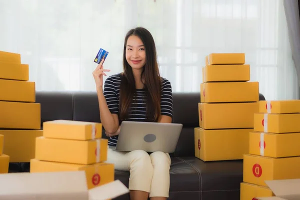 Portret Mooie Jonge Aziatische Vrouw Met Container Kartonnen Doos Verpakking — Stockfoto