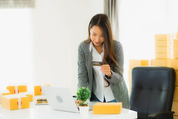 Portrait Belle Jeune Femme Asiatique Travailler Maison Avec Carte Crédit — Photo