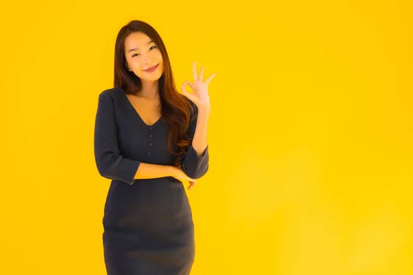 Portrait Belle Jeune Femme Asiatique Avec Action Sur Fond Jaune — Photo