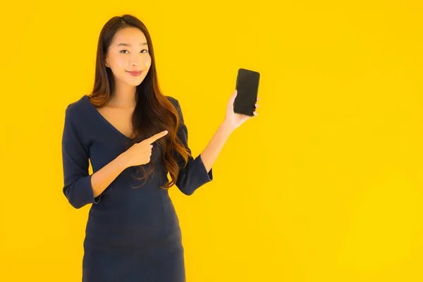 Porträt Schöne Junge Asiatische Frau Mit Smartphone Oder Handy Auf — Stockfoto