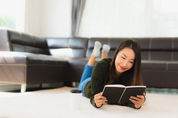 Retrato Hermosa Joven Asiática Mujer Leer Libro Con Taza Café — Foto de Stock