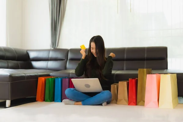 Retrato Hermosa Mujer Asiática Joven Uso Portátil Tarjeta Crédito Con — Foto de Stock