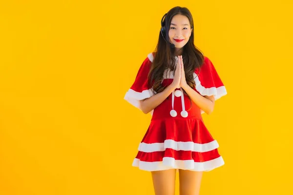 Portré Gyönyörű Fiatal Ázsiai Visel Karácsonyi Ruhák Kalap Fejhallgató Vagy — Stock Fotó