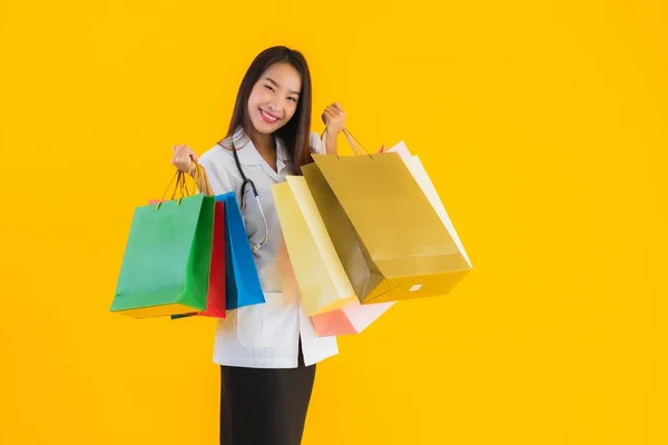 Retrato Bonito Jovem Asiático Médico Mulher Com Colorido Saco Compras — Fotografia de Stock